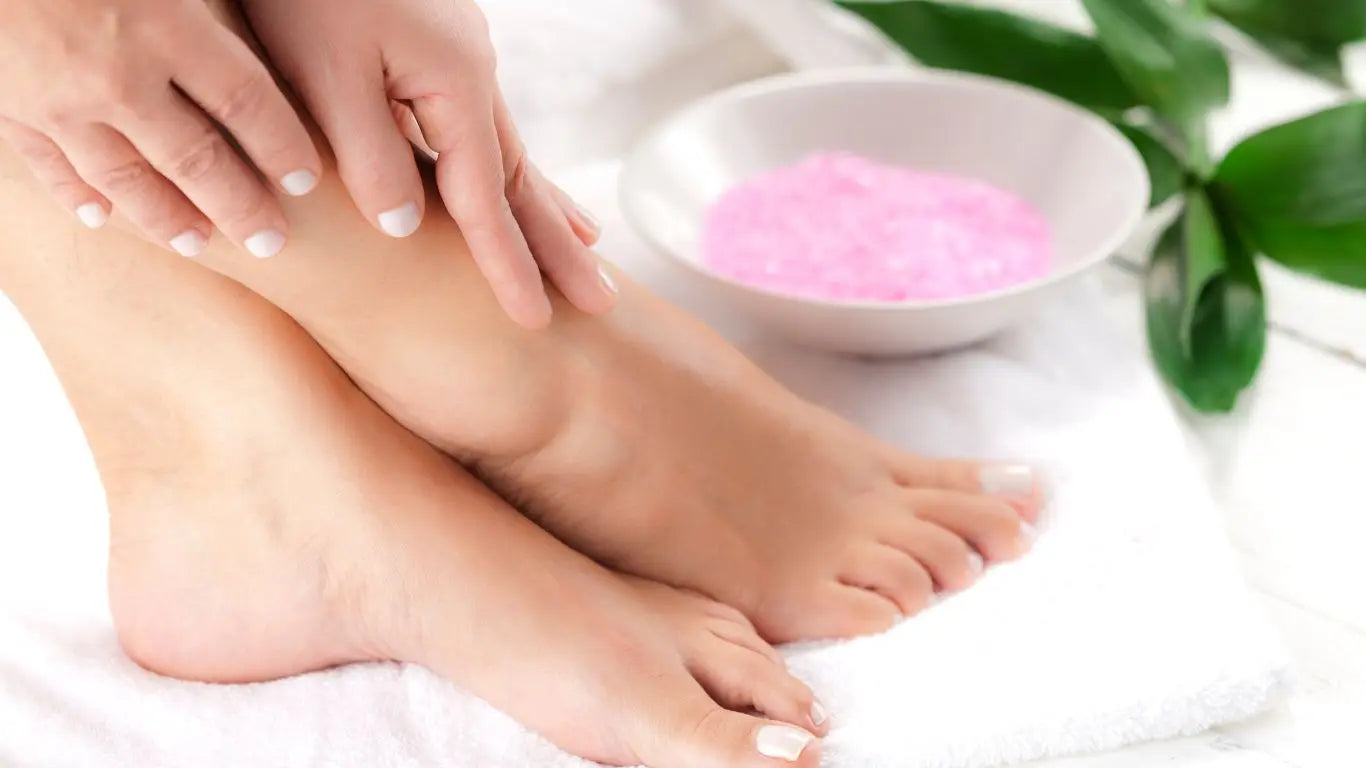 Gut gepflegte Hände und Füße mit rosa Creme bei Apis Hand & Fußpflege