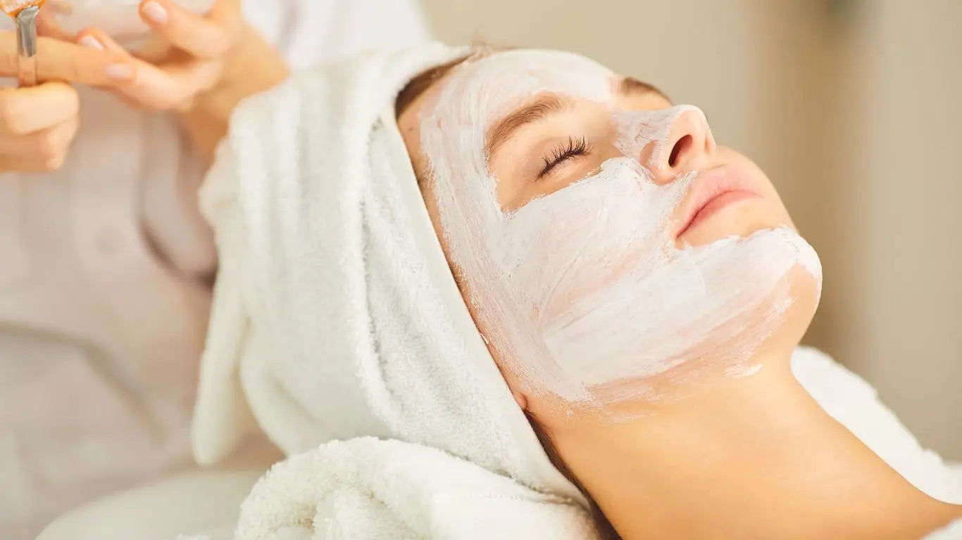 Facial Mask Anwendung bei Apis Professionelle Kosmetik, Schönheitsbehandlung