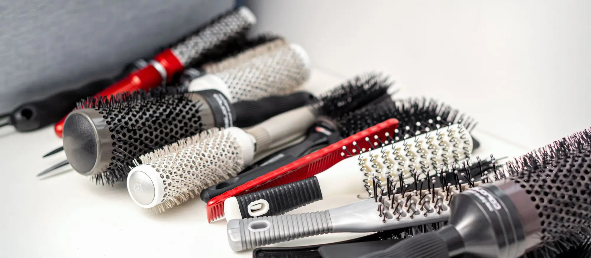 Verschiedene Haarstylingbürsten aus der Kollektion Bürsten & Kämme