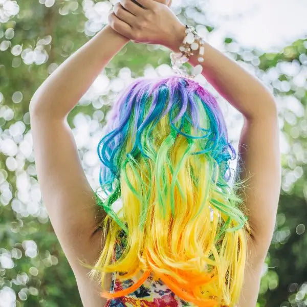 Regenbogenfarbige Lockenhaare aus der Kollektion Coloration Zubehör