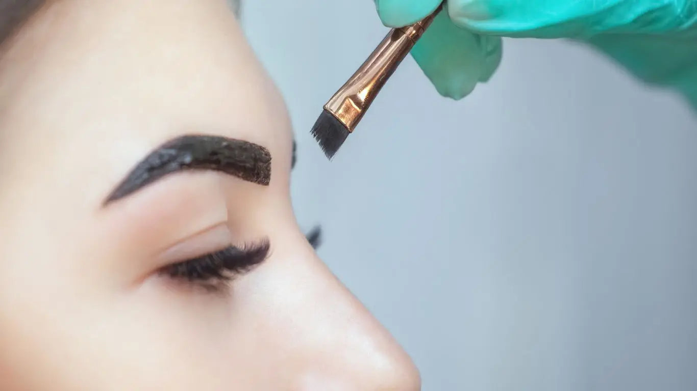 Eyebrow Tinting Anwendung im Henna Collection für natürlich aussehende Brauen