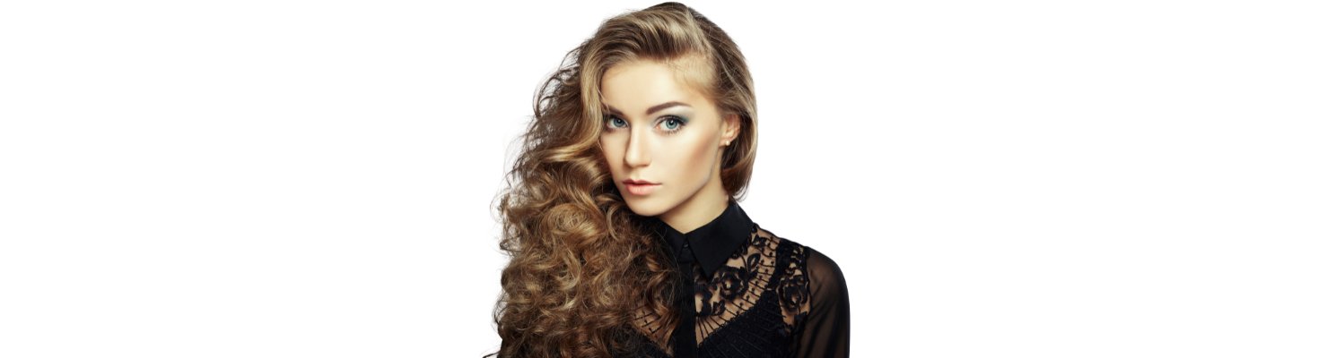 Frau mit voluminösem lockigem Haar aus der Kérastase alle Produkte Kollektion
