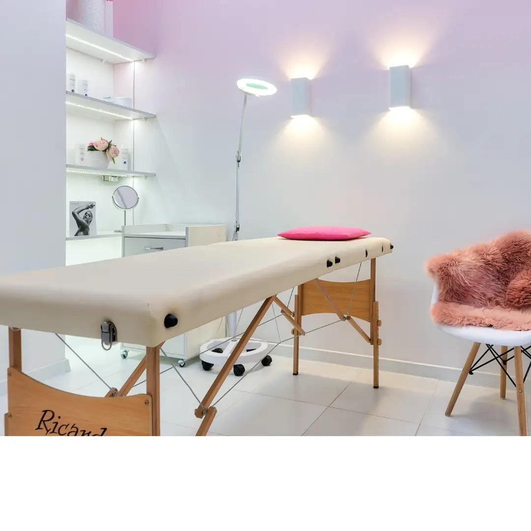 Massage-Tisch mit pinkem Kissen in der Kosmetikstudio-Kollektion