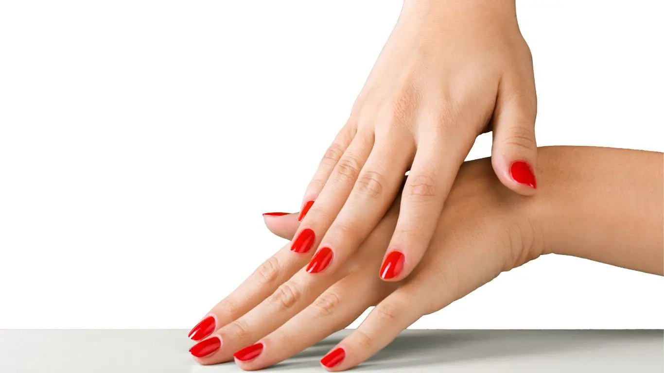 Hände mit roten manicurierten Nägeln in der Nagellacke Kollektion