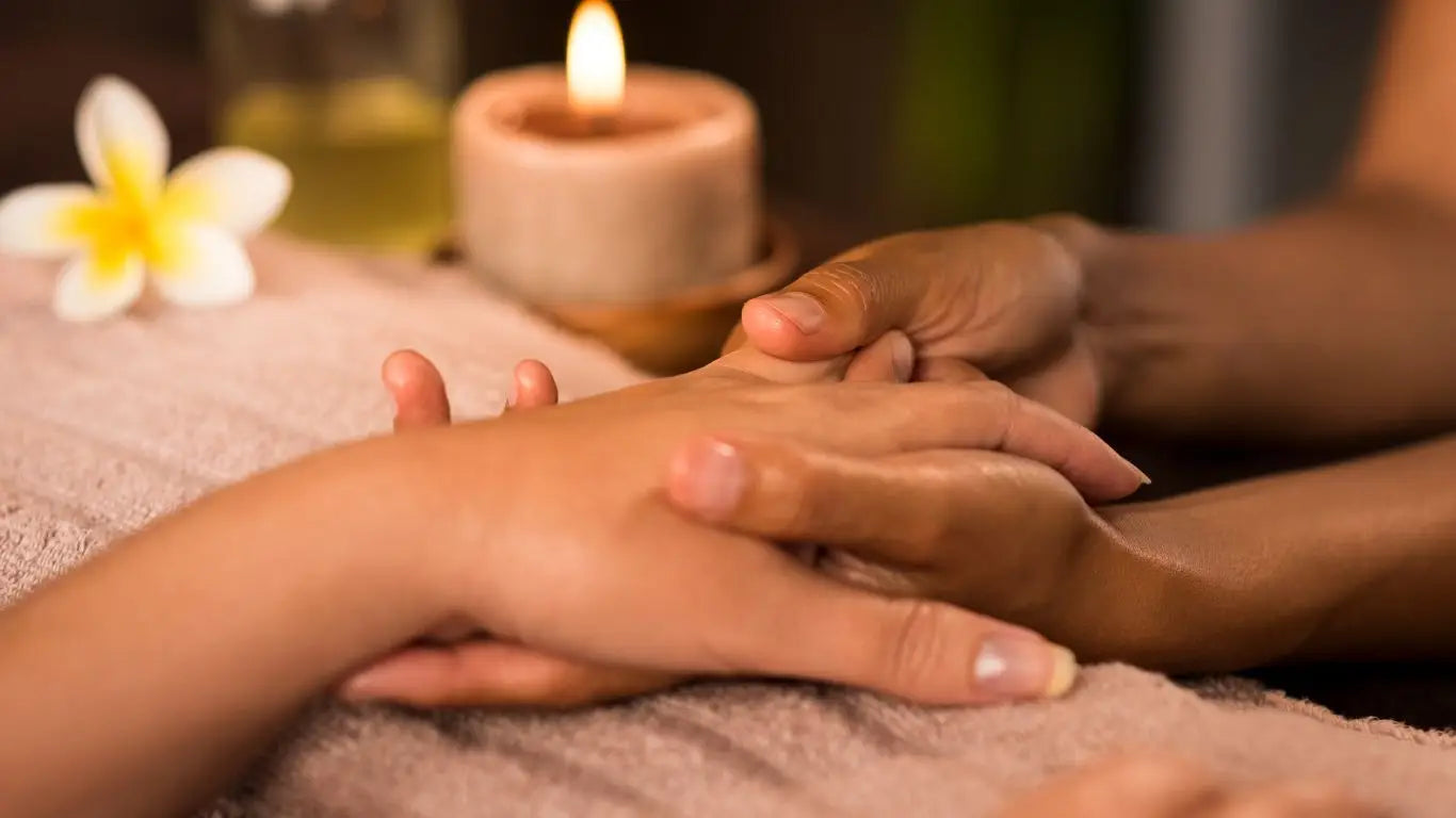 Entspannende Handmassage mit PARFUM HAND- UND KÖRPERCREME Collection