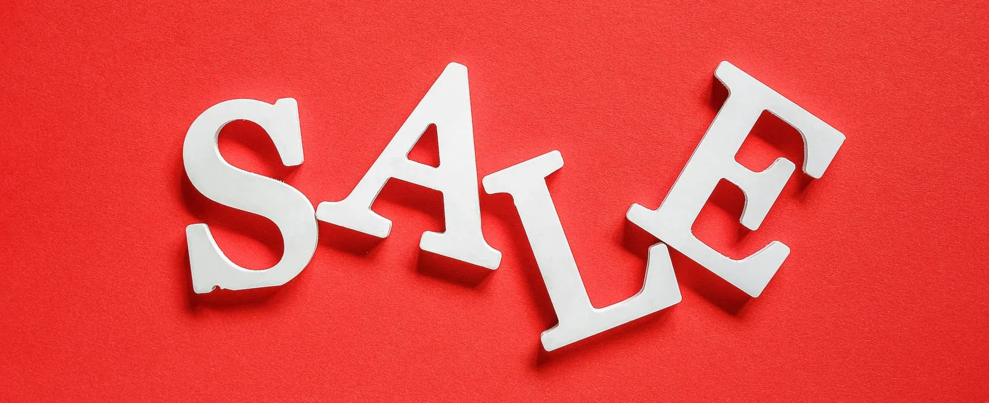 Weiße SALE Buchstaben auf einer Verkaufsanzeige in der Sale Kollektion