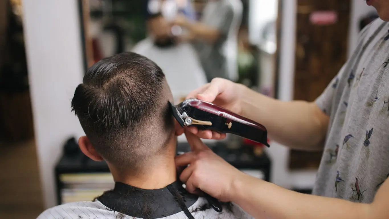 Frisierarbeiten in Fortschritt bei Valera Haarsalon