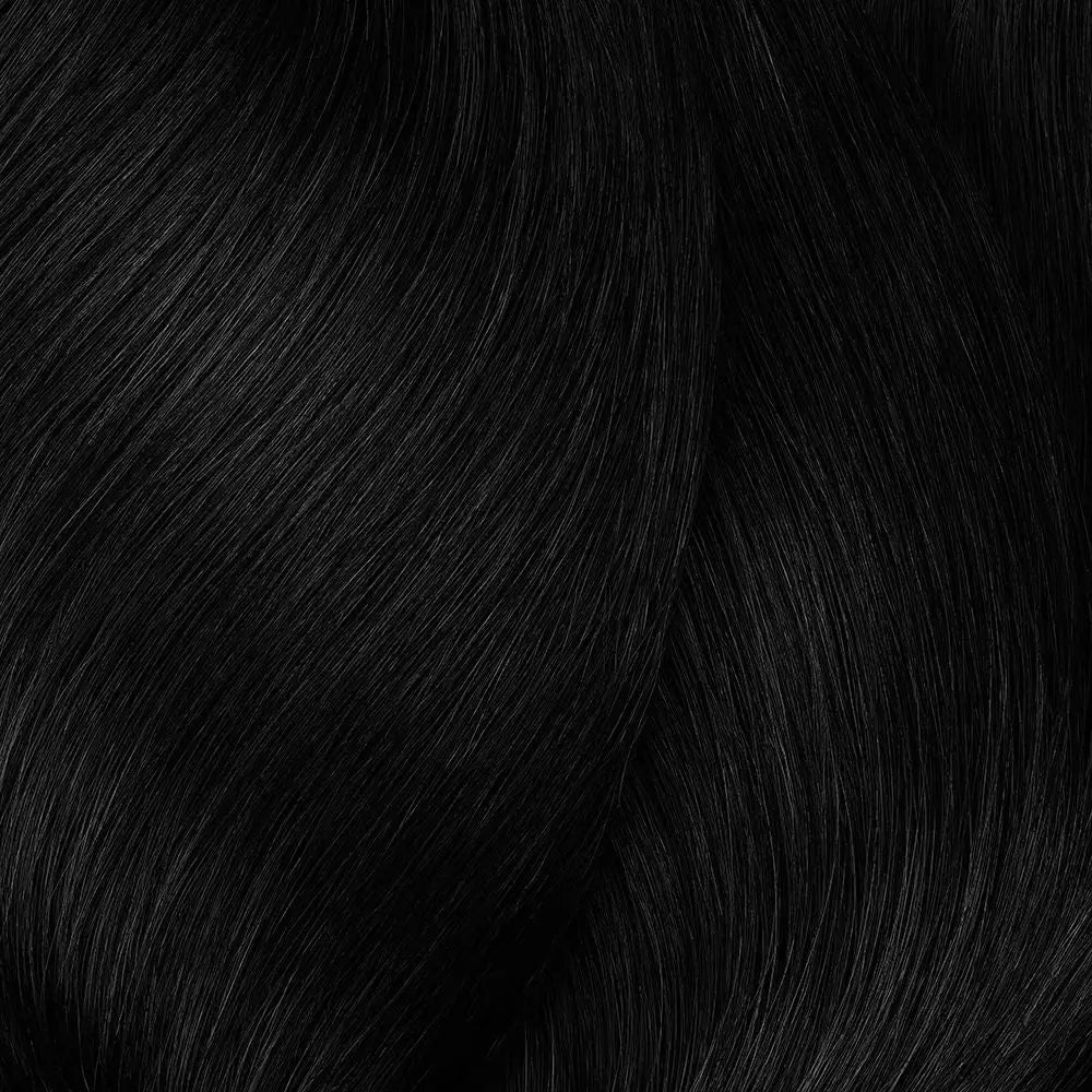 Schwarzes, fließendes Haar mit L’Oréal Professionnel Majirel Haarfarbe