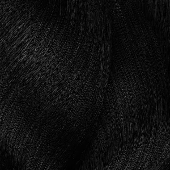Schwarzes, fließendes Haar mit L’Oréal Professionnel Majirel Haarfarbe