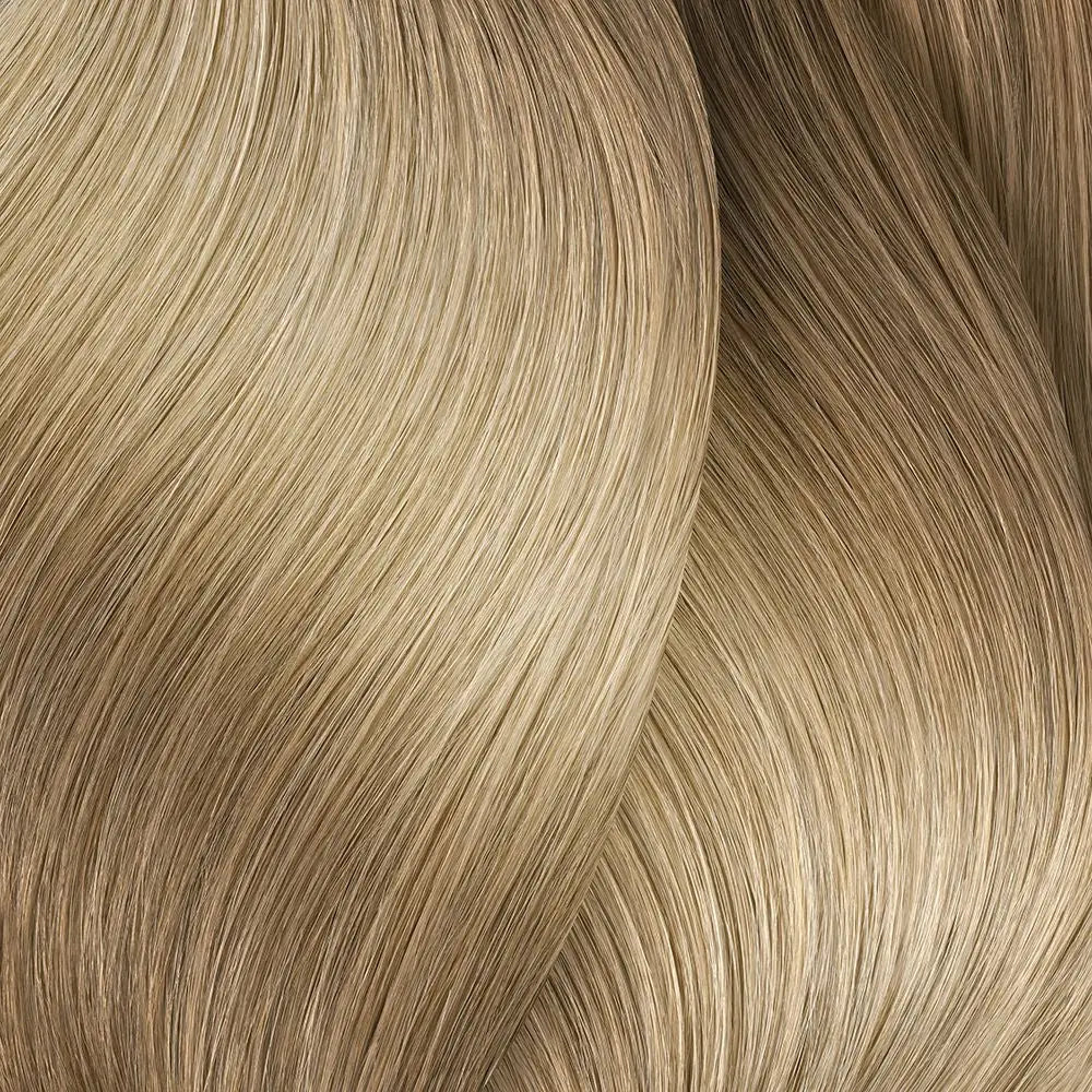 Helle, glatte blonde Haartressen mit L’Oréal Professionnel Majirel Haarfarbe