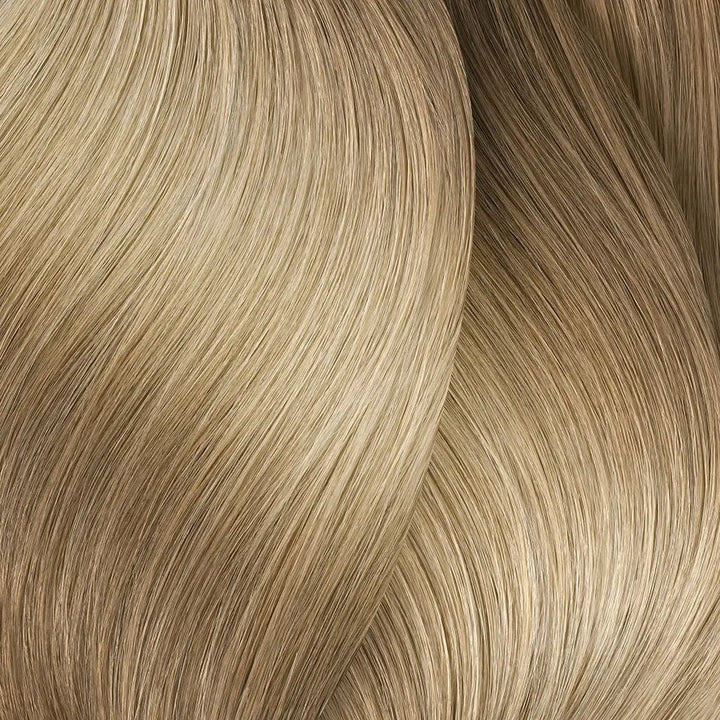 Helle, glatte blonde Haartressen mit L’Oréal Professionnel Majirel Haarfarbe