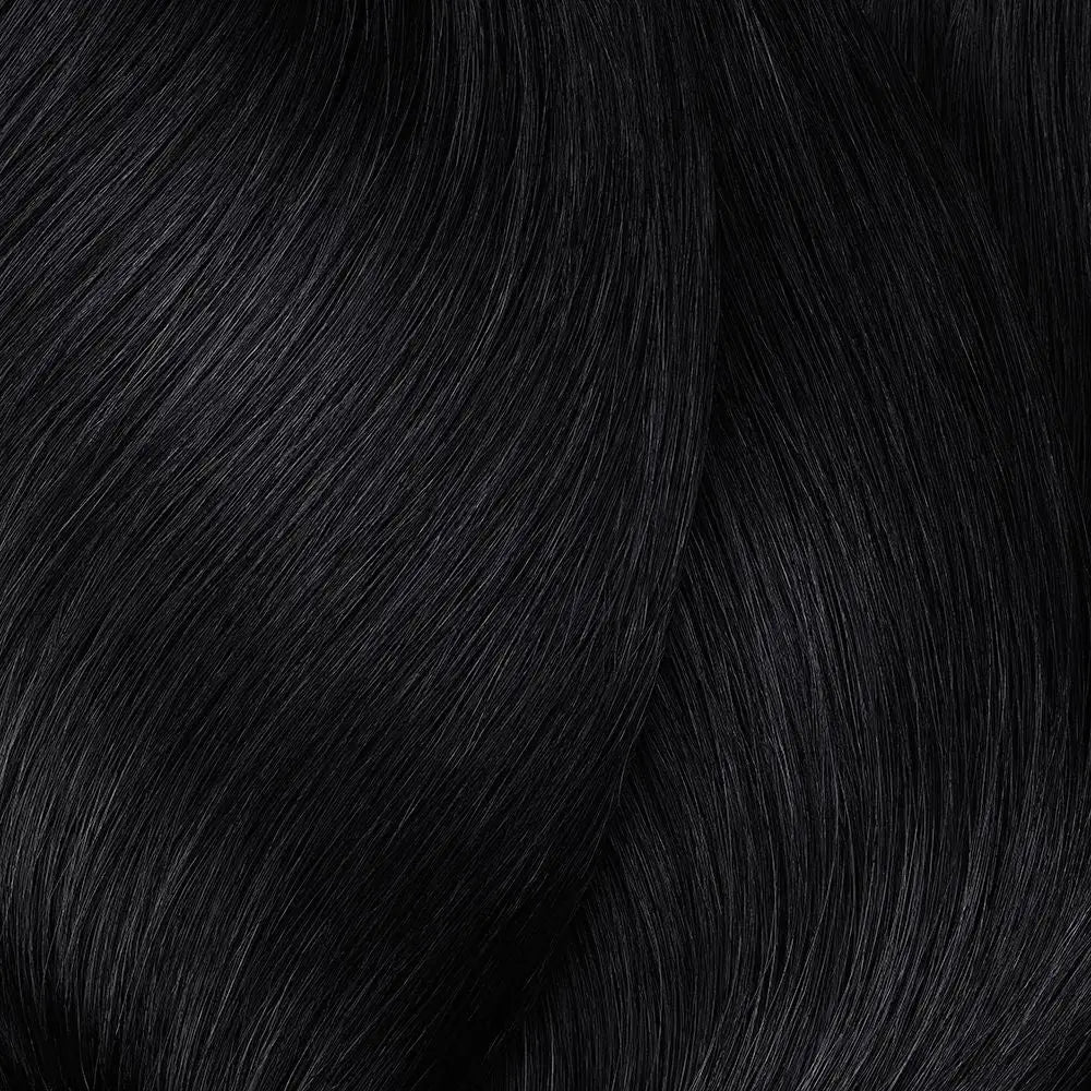 Welliges schwarzes Haar mit L’Oréal Professionnel Majirel Haarfarbe