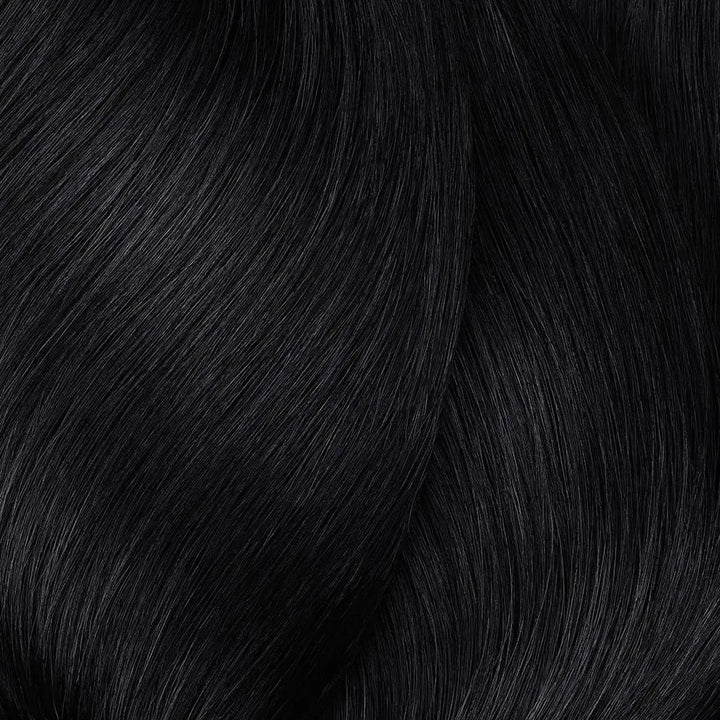 Welliges schwarzes Haar mit L’Oréal Professionnel Majirel Haarfarbe