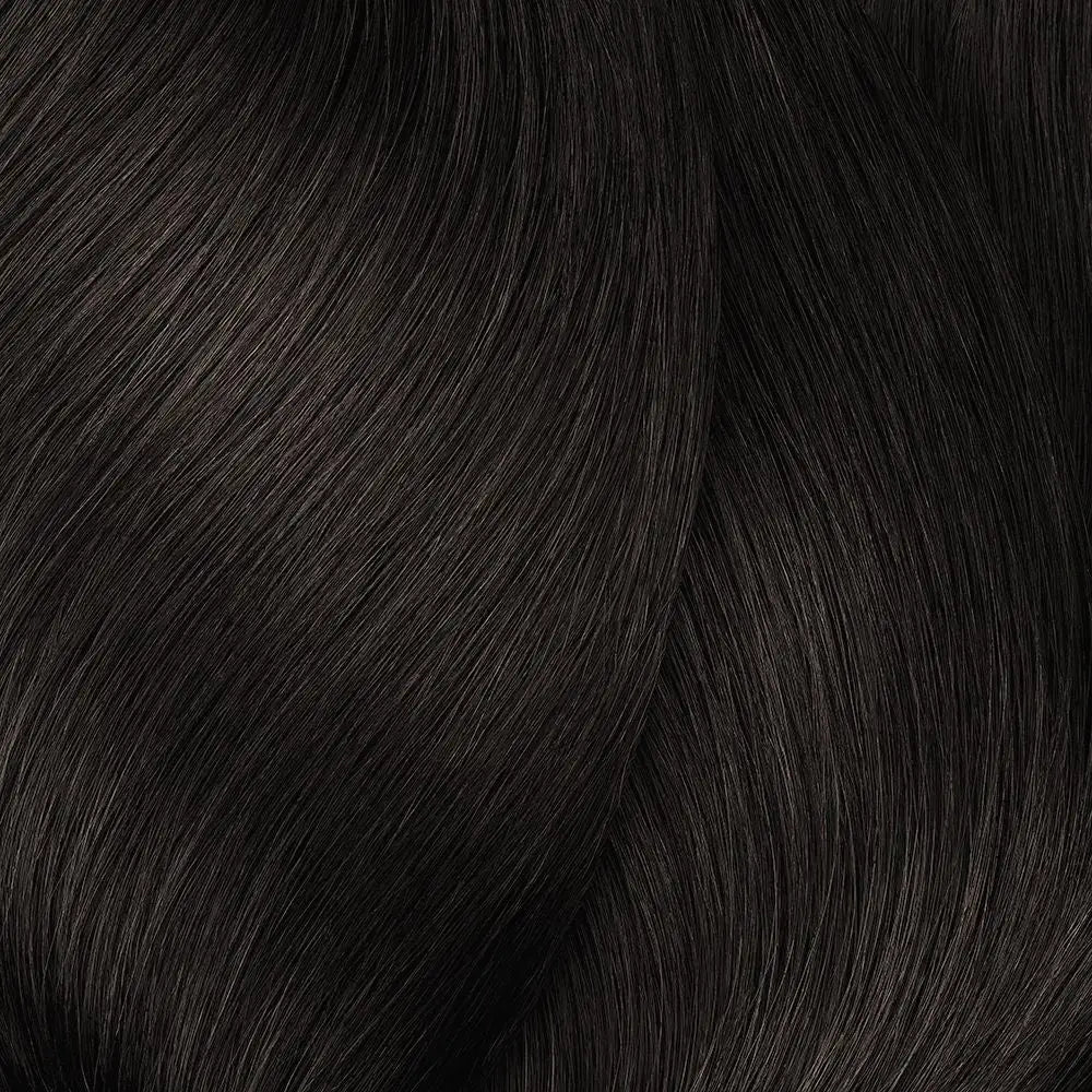 Dunkles fließendes Haar mit L’Oréal Professionnel Majirel Haarfarbe