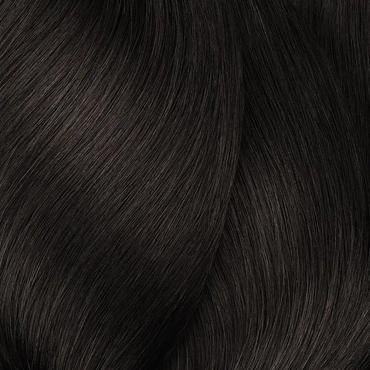 Dunkles fließendes Haar mit L’Oréal Professionnel Majirel Haarfarbe