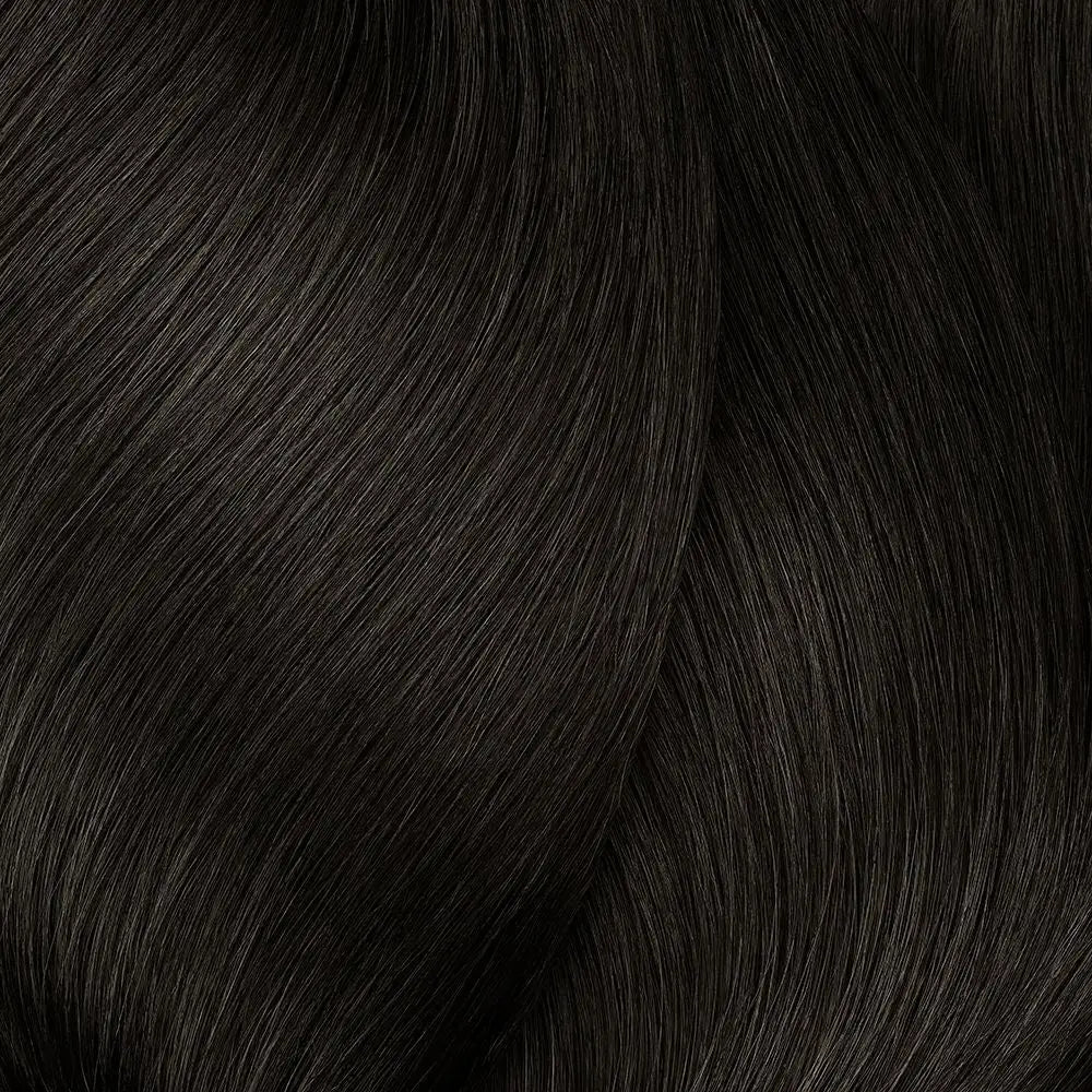 Dunkles fließendes Haar mit L’Oréal Professionnel Majirel Haarfarbe