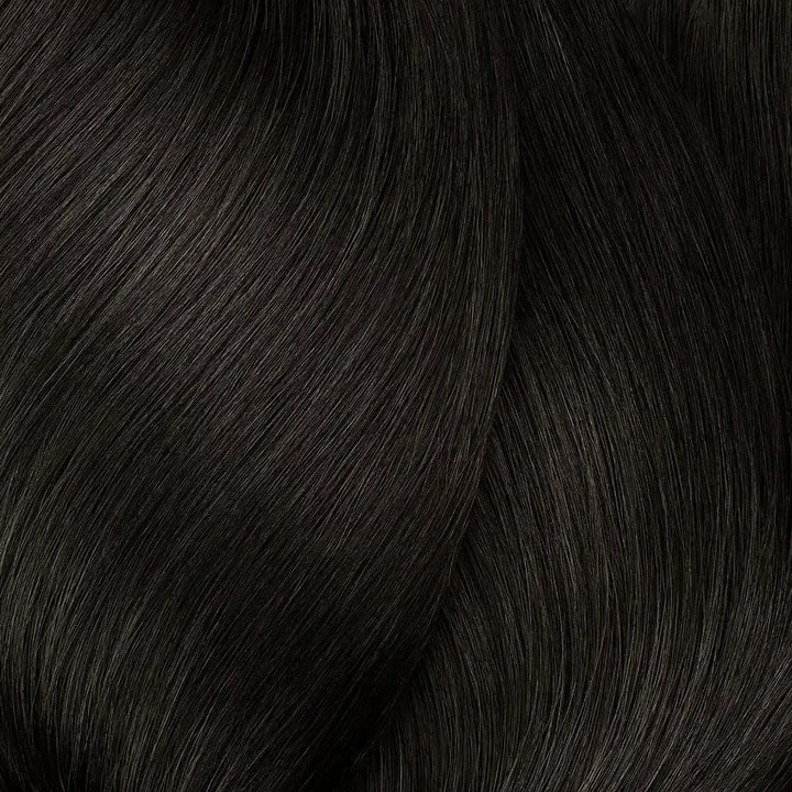 Dunkles fließendes Haar mit L’Oréal Professionnel Majirel Haarfarbe