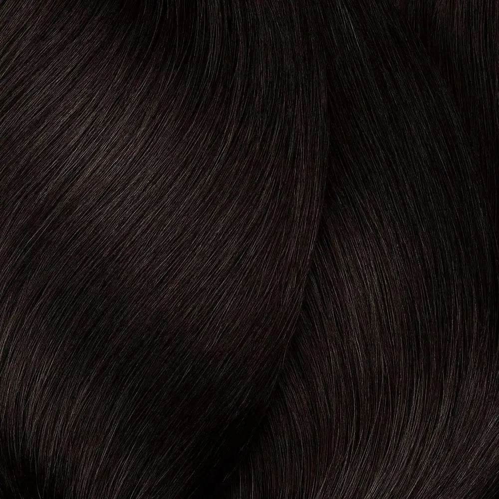 Dunkelbraunes, glänzendes, fließendes Haar mit L’Oréal Professionnel Majirel Haarfarbe