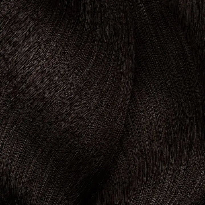 Dunkelbraunes, glänzendes, fließendes Haar mit L’Oréal Professionnel Majirel Haarfarbe