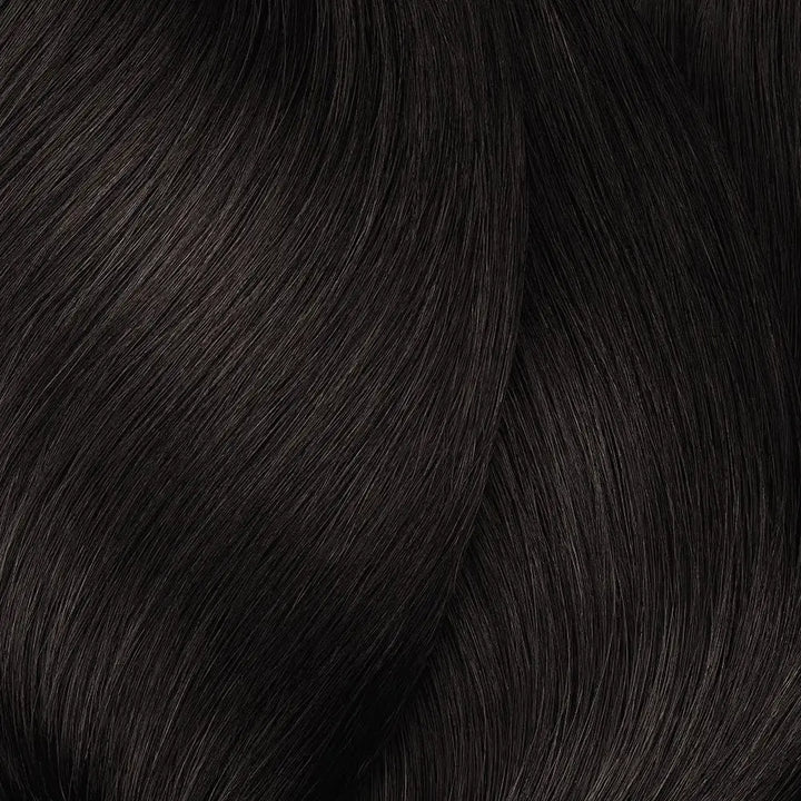 Dunkelbraunes, fließendes Haar mit L’Oréal Professionnel Majirel Haarfarbe