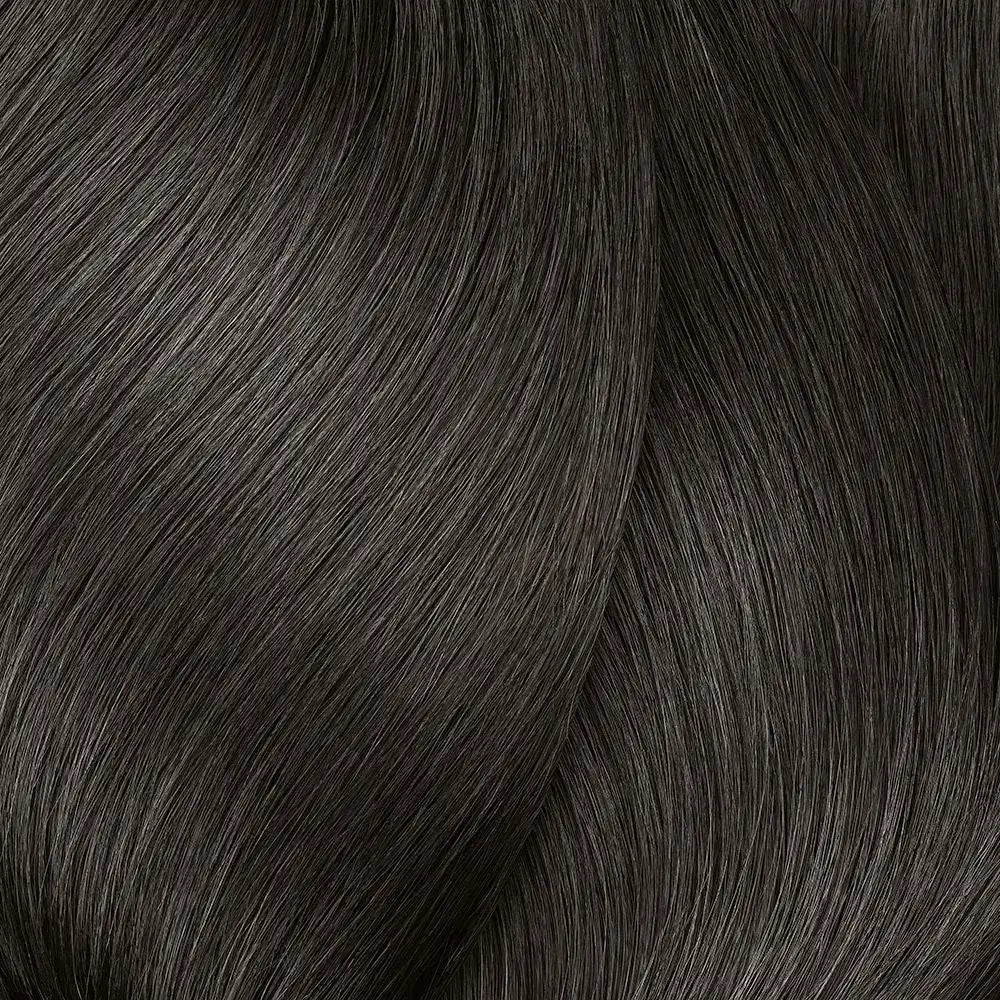 Dunkle, fließende Haarsträhnen mit L’Oréal Professionnel Majirel Haarfarbe