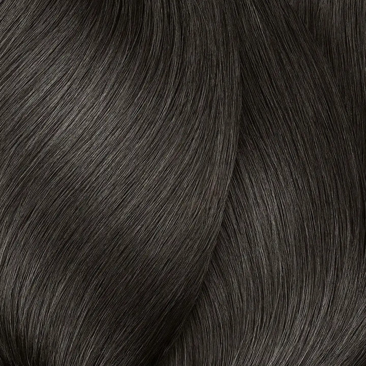 Dunkle, fließende Haarsträhnen mit L’Oréal Professionnel Majirel Haarfarbe