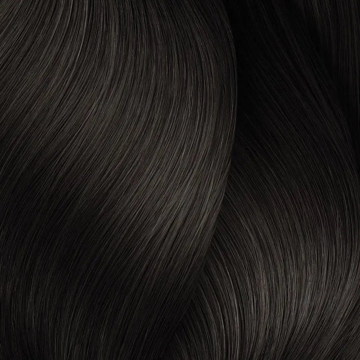 Dunkle, glänzende Haarsträhnen mit L’Oréal Professionnel Majirel Haarfarbe