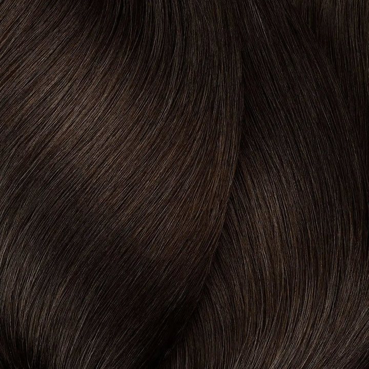 Dunkelbraunes, fließendes Haar mit L Oréal Professionnel Majirel Haarfarbe