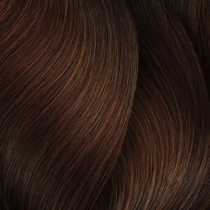 Welliges, dunkelbraunes Haar mit L’Oréal Professionnel Majirel Haarfarbe