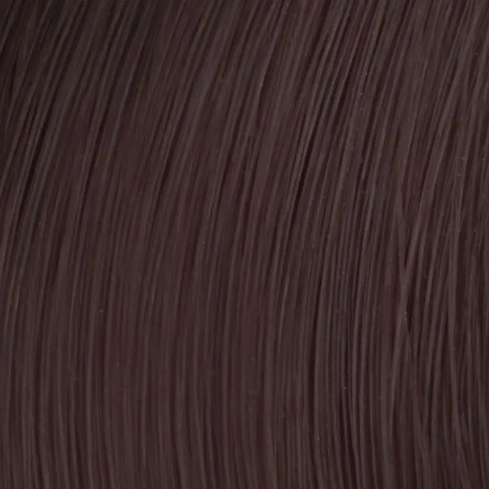Glatt, dunkelbraune Haarsträhnen mit L’Oréal Professionnel Majirel Haarfarbe