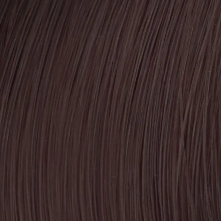 Glatt, dunkelbraune Haarsträhnen mit L’Oréal Professionnel Majirel Haarfarbe