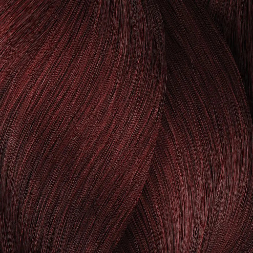 Burgundfarbene, glänzende Haarsträhnen mit L’Oréal Professionnel Majirel Haarfarbe
