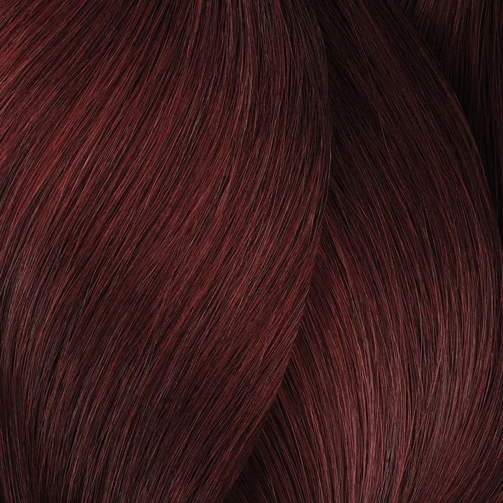 Burgundfarbene, glänzende Haarsträhnen mit L’Oréal Professionnel Majirel Haarfarbe