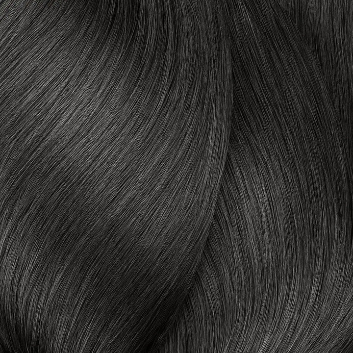 Glattes, dunkelgraues Haar mit L’Oréal Professionnel Majirel Haarfarbe