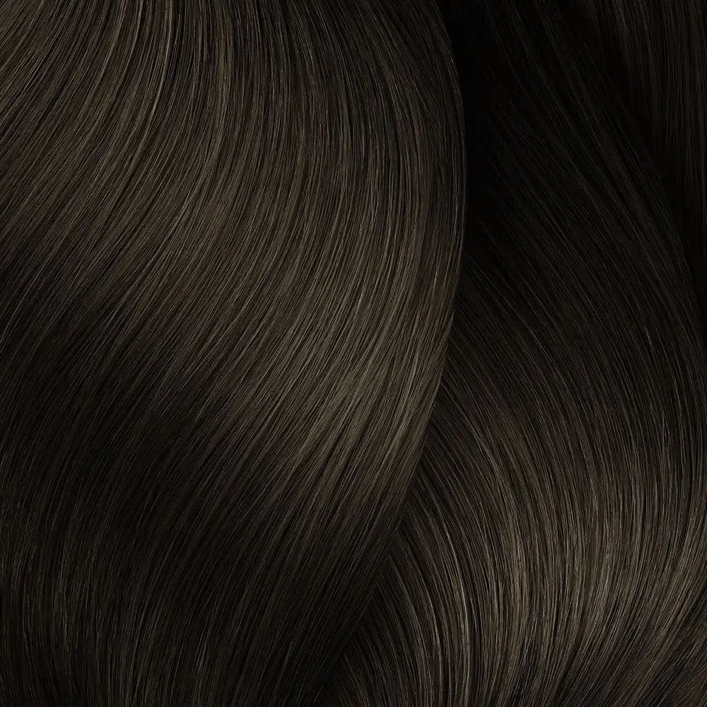 Dunkelbraunes fließendes Haar mit L’Oréal Professionnel Majirel Haarfarbe scheint