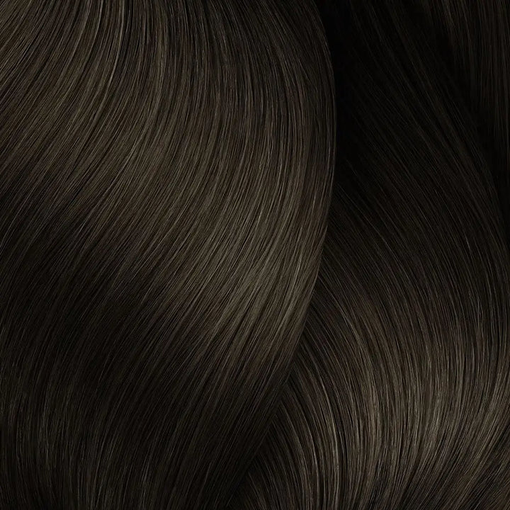 Dunkelbraunes fließendes Haar mit L’Oréal Professionnel Majirel Haarfarbe scheint
