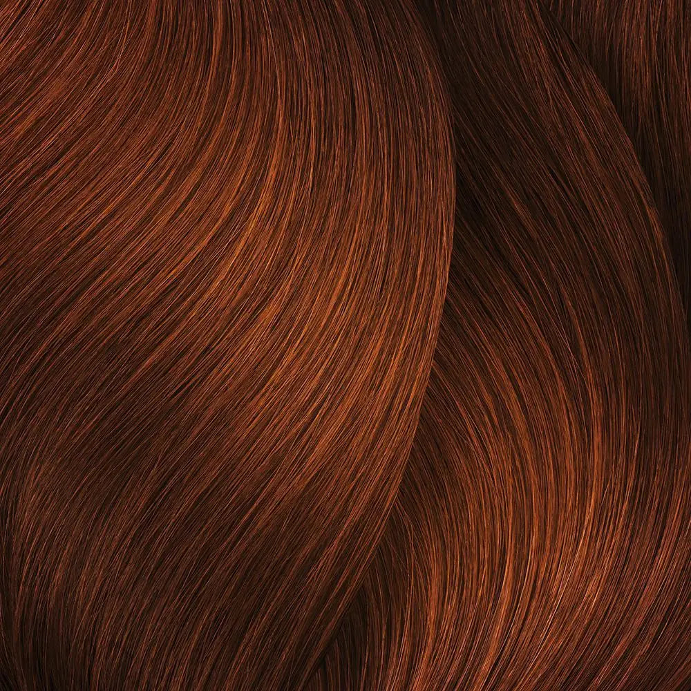 Auburnfarbenes, fließendes Haar mit L’Oréal Professionnel Majirel Haarfarbe Produktion