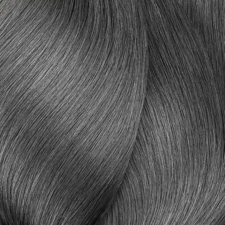 Glatte graue Haarsträhnen mit L’Oréal Professionnel Majirel Haarfarbe