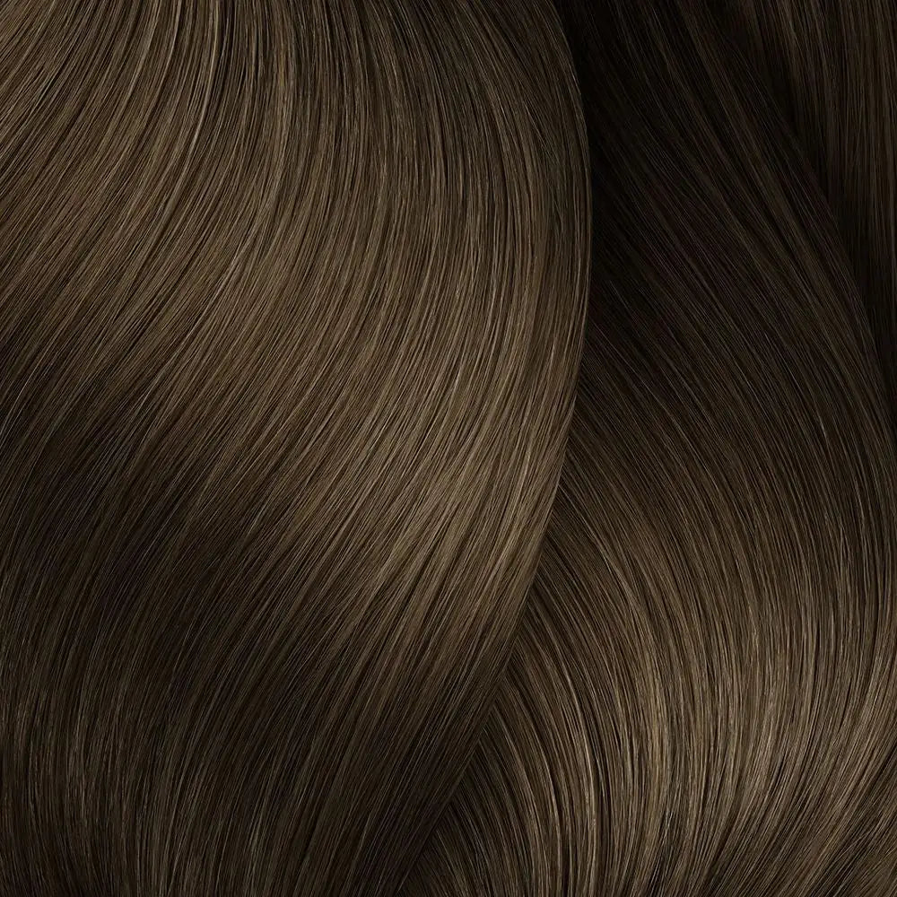 Haare mit glatter, dunkelbrauner Farbe von L’Oréal Professionnel Majirel Haarfarbe