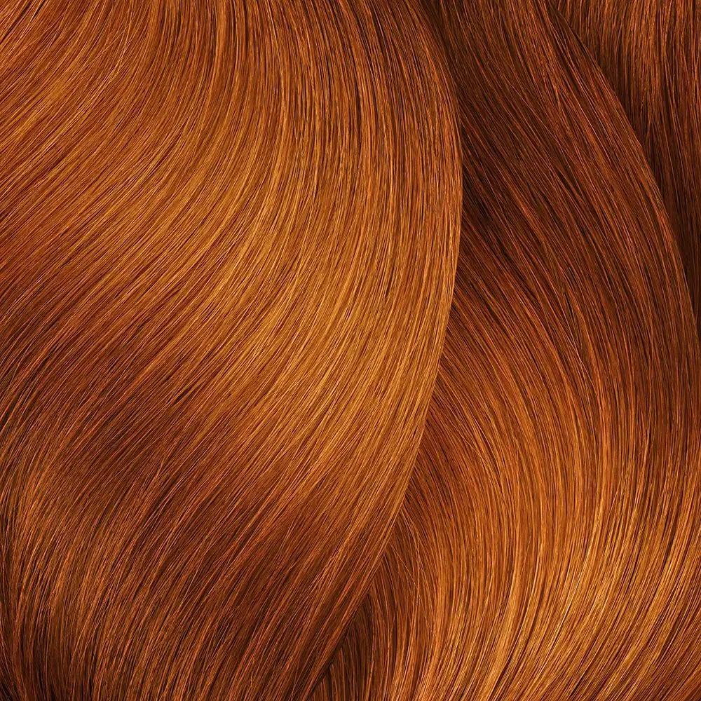 Wellige kupferfarbene Haarsträhnen mit L’Oréal Professionnel Majirel Haarfarbe