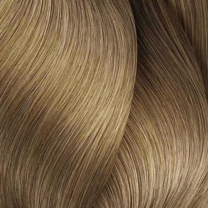 Wellige hellbraune Haarsträhnen mit L’Oréal Professionnel Majirel Haarfarbe