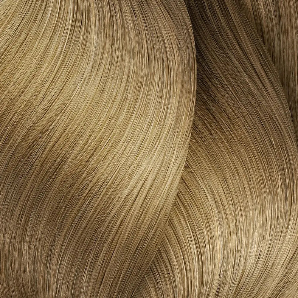 Glatte goldblonde Haarsträhnen mit L’Oréal Professionnel Majirel Haarfarbe