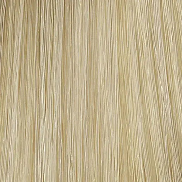 Gerade, hellblonde Haarsträhnen mit L’Oréal Professionnel Majirel High Lift