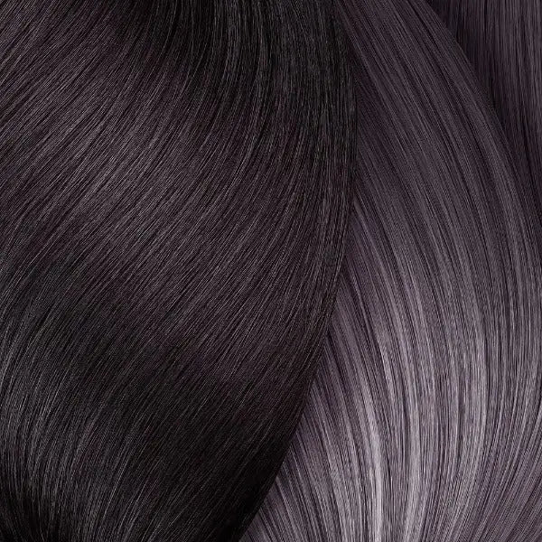 Dunkle, glänzende Haarsträhnen mit dezenter Hervorhebung für L’Oréal Professionnel Majirel High Lift