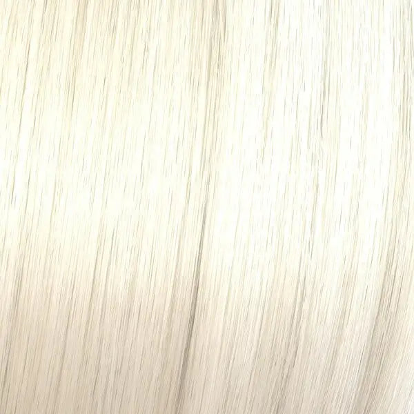 Gerade, hellblondes Haar mit Glanz für Wella Shinefinity Zero Lift Glaze