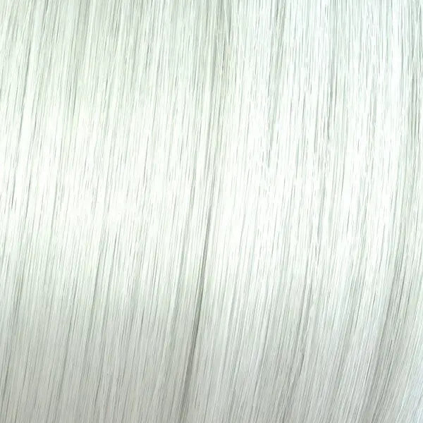 Gerade, weiße Haarsträhnen mit Wella Shinefinity Zero Lift Glaze sichtbar