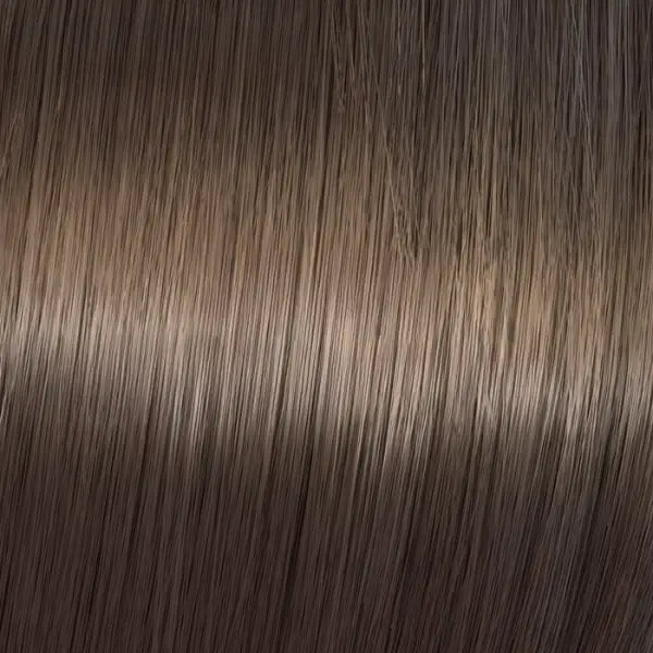 Glänzende braun- bis blondfarbene Haarsträhnen mit Wella Shinefinity Zero Lift Glaze