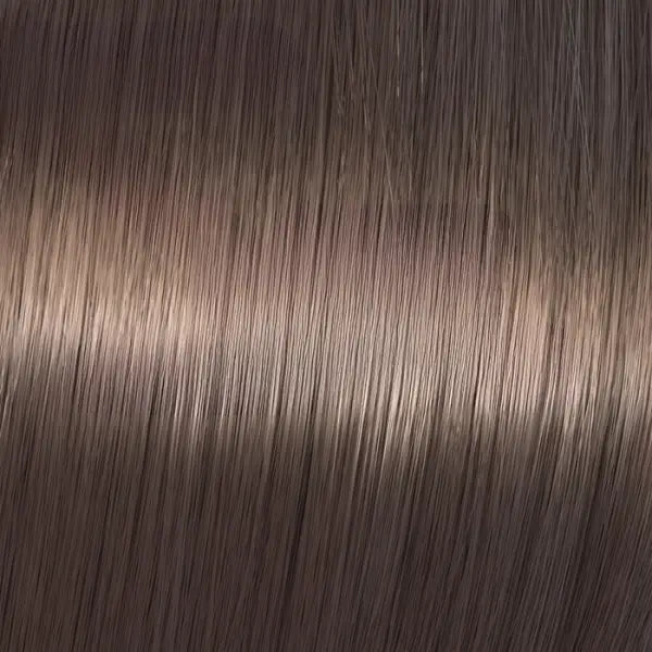 Glattes hellbraunes Haar mit Wella Shinefinity Zero Lift Glaze für glänzenden Look