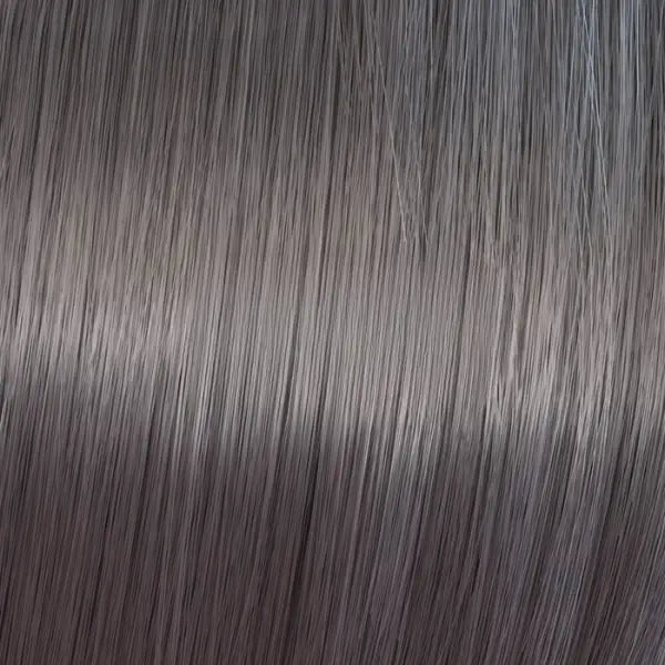 Gerades graues Haar mit Wella Shinefinity Zero Lift Glaze perfekten Glanz