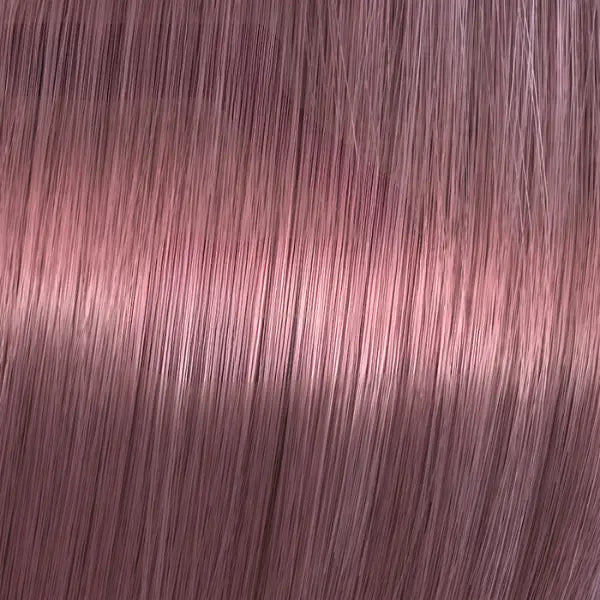 Gerade roségoldene Haarsträhnen mit Wella Shinefinity Zero Lift Glaze